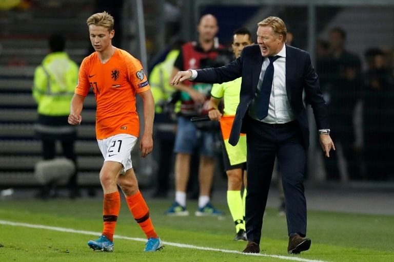 Koeman habla con de Jong con la Selección de Países Bajos