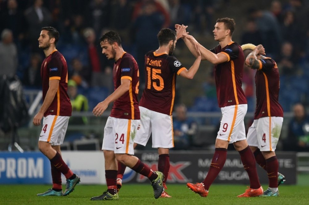 Dzeko y Pjanic celebran un gol anotado para la Roma en un partido de Champions. AFP
