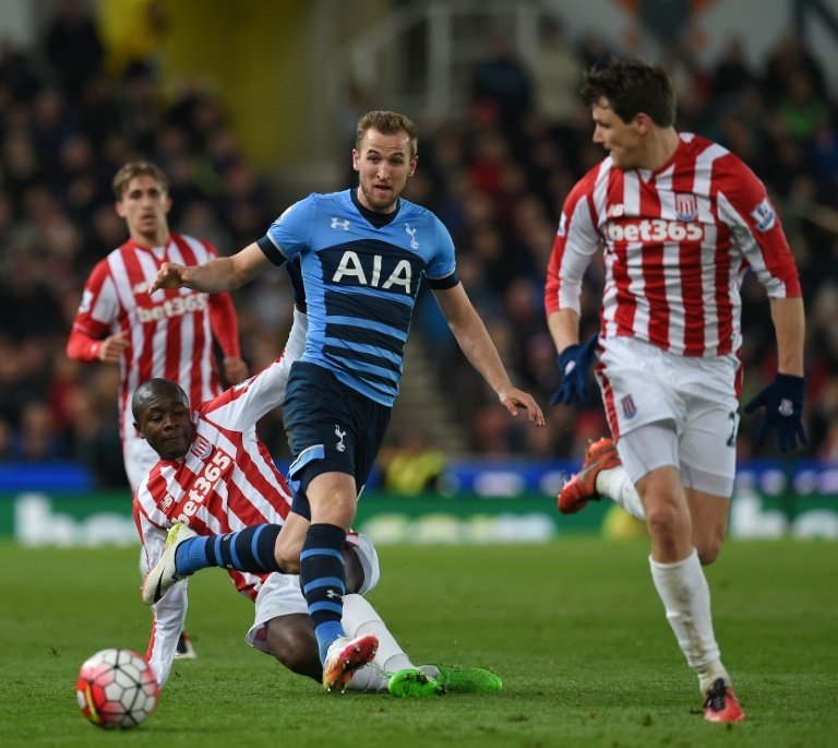 Tottenham Hotspurs English striker Harry Kane (2nd R) during the English Premier League football match against Stoke City at the Britannia Stadium in central England on April 18, 2016