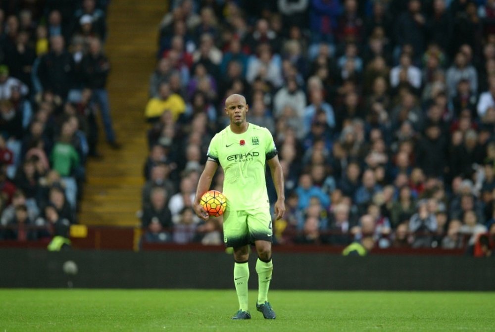 Vincent Kompany, con el balón en la mano en solitario. AFP