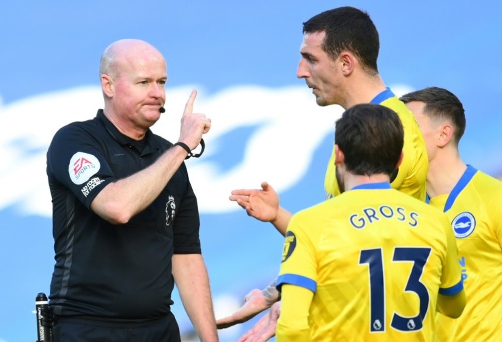 Lee Mason, arbitre à la VAR d'Arsenal-Brentford, quitte l'arbitrage. AFP