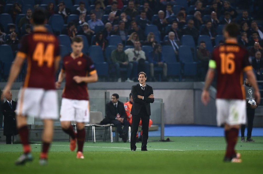 Romas coach from France Rudi Garcia (C) looks at players during the UEFA Champions League football match AS Roma vs Bayer Leverkusen on November 4, 2015 at the Olympic stadium in Rome
