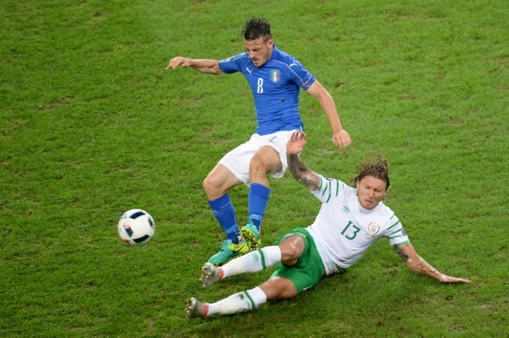 Hendrick (R) started all four of Ireland's Euro 2016 matches. BeSoccer