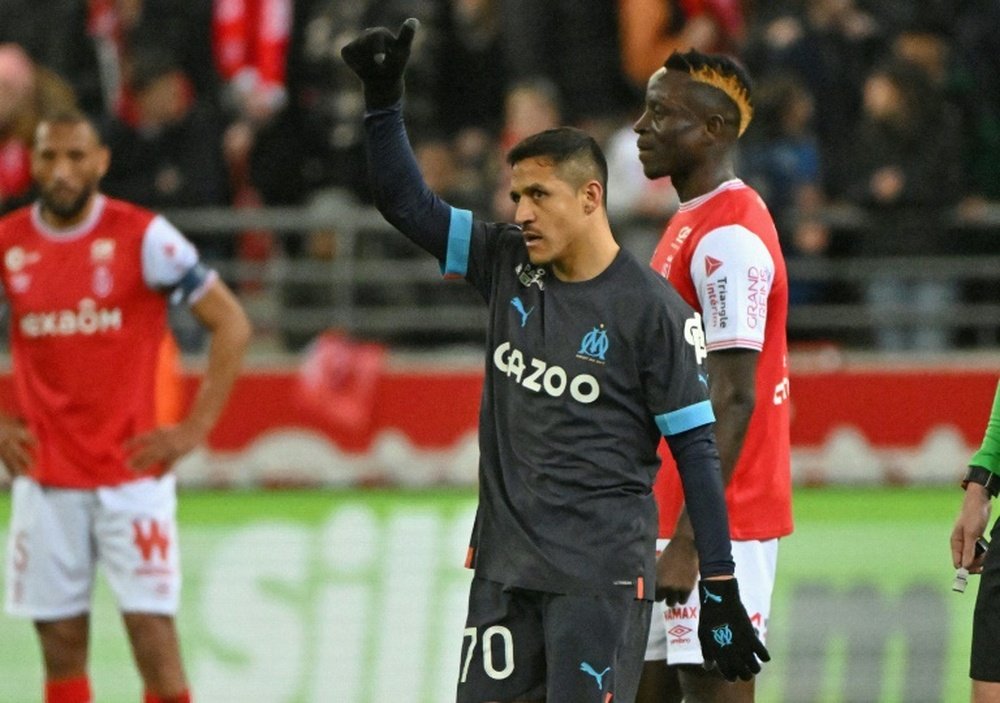 El Marsella ganó al Stade de Reims con doblete de Alexis Sánchez. AFP