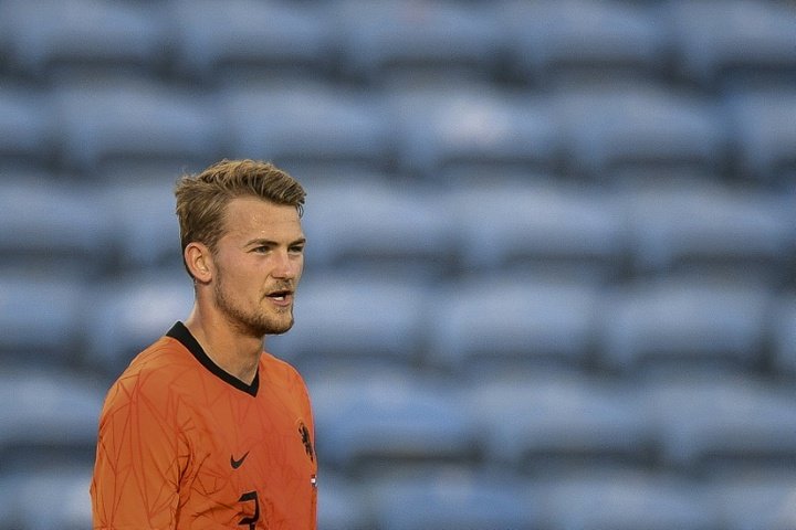 De Ligt mentions former club in press conference by mistake!