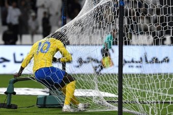El Al Nassr sobrevivió a la ausencia del portugués Cristiano Ronaldo, que cumplió el primero de los dos encuentros de suspensión con los que fue sancionado tras propinar un codazo a un rival, al imponerse este viernes por 3-1 al Al Fayha con un doblete del senegalés Sadio Mané.