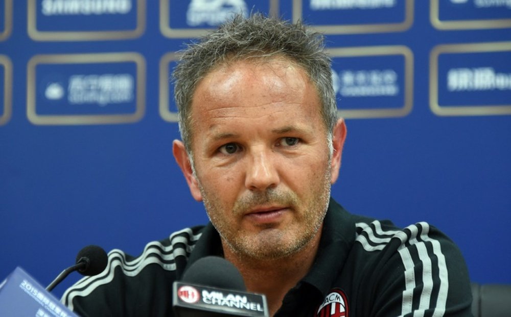Mihajlovic ha negado rotundamente los rumores que lo sitúan fuera del Milan. AFP