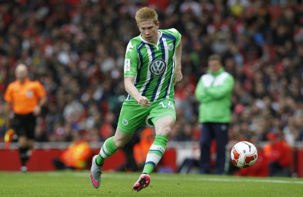 Wolfsburgs Belgian midfielder Kevin De Bruyne runs with the ball during the pre-season friendly football match between Arsenal and Wolfsburg in London on July 26, 2015