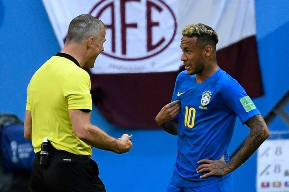 Kuipers y Neymar han tenido sus más y sus menos en varias ocasiones. AFP