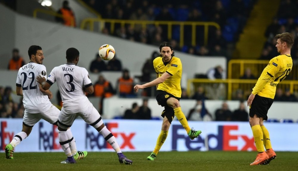 Subotic (c) podría dejar la Bundesliga. AFP