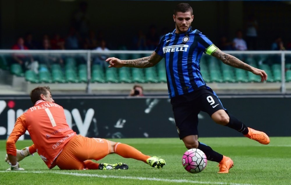 Mauro Icardi (right) scores the winner for Inter Milan against Chievo in Verona on September 20, 2015