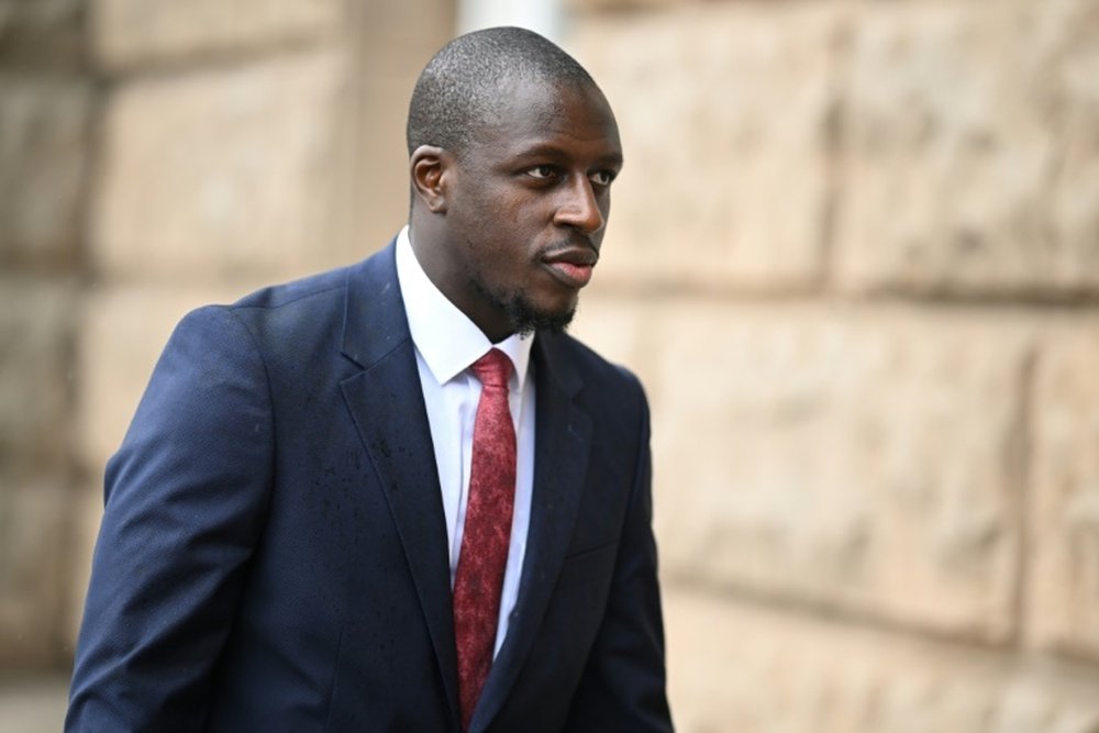 Benjamin Mendy lors de sa sortie du tribunal de Manchester. AFP