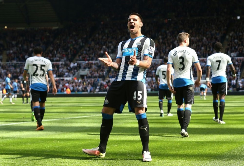 Mitrovic continuará en el Newcastle. AFP