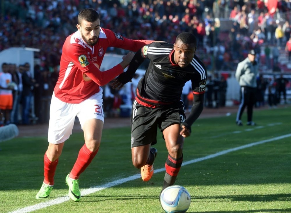 South Africas Orlando Pirates Aubrey Gabuza (R) fights for the ball with Etoile du Sahels Haythem Ben Salem during the second final of the 2015 CAF Confederation Cup match, in Sousse, Tunisia, on November 29, 2015