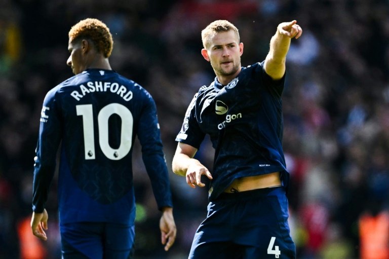 Man Utd lift mood by easing to victory at 10-man Southampton