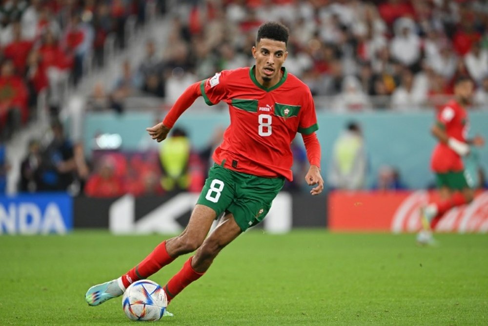 Un ex entrenador de Azzedine Ounahi señaló que el futbolista marroquí encajaría en el Barça. AFP