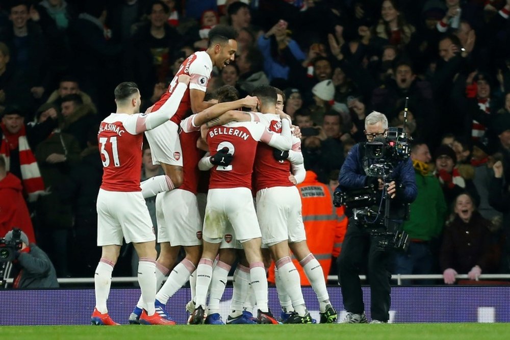 Arsenal y United, tras Che Adams. AFP