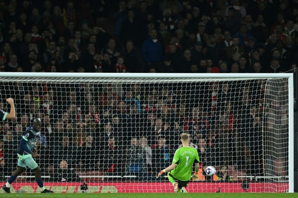 Aaron Ramsdale (R) was at fault for Brentford's equaliser. AFP