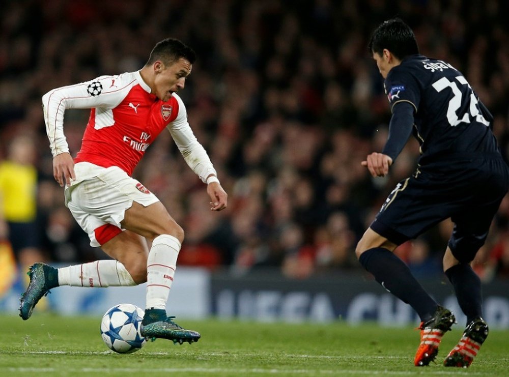 Arsenals striker Alexis Sanchez (L) on his way to scoring during the UEFA Champions League Group F football match between Arsenal and GNK Dinamo Zagreb in London on November 24, 2015