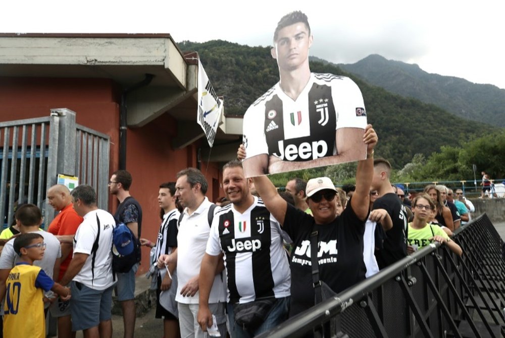 Fãs da Juventus esperam para ver Cristiano Ronaldo. AFP