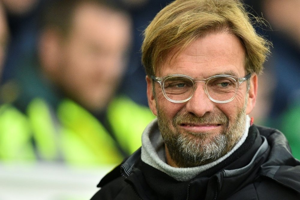 Klopp e a braçadeira de capitão do Liverpool. AFP