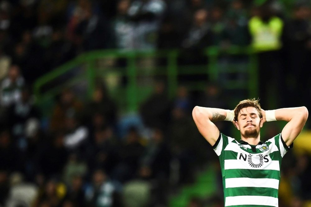 Coates gave away three penalties and was sent off against Rio Ave. AFP/Archivo