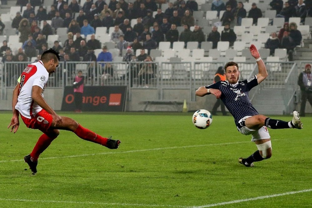 Monacos Colombian forward Radamel Falcao (L) shoots to score a goal against Bordeaux at the Matmut Atlantique Stadium in Bordeaux, southwestern France, on December 10, 2016