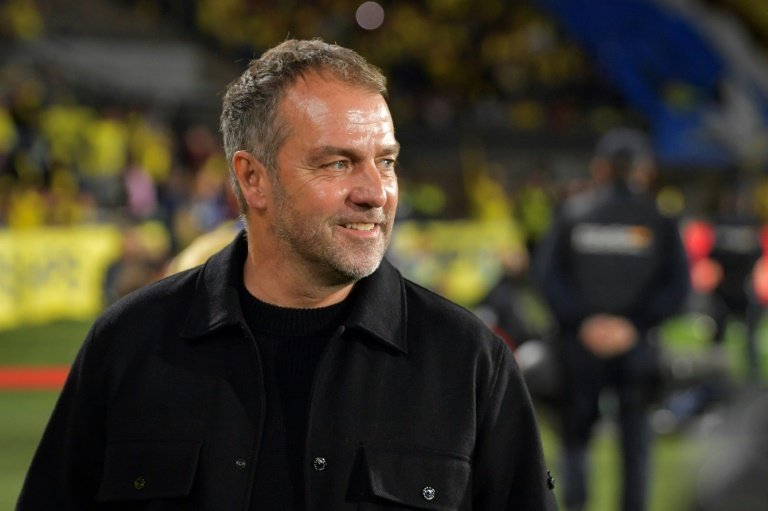 Hansi Flick ha annunciato cambi nella formazione del Barcellona contro la Real Sociedad, senza rivelare dettagli. Il tecnico ha sottolineato l'importanza del turnover, l'ottimismo della squadra e il contributo di De Jong e Casadó.