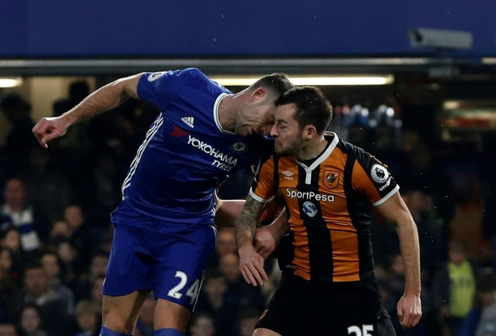 Chelseas English defender Gary Cahill (L) and Hull Citys English midfielder Ryan Mason clash heads during the English Premier League football match between Chelsea and Hull City at Stamford Bridge in London on January 22, 2017