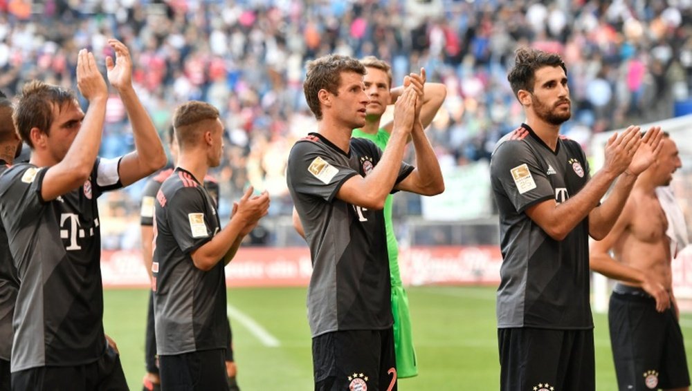 Bayern Munichs players celebrate after beating Hamburg on September 24, 2016