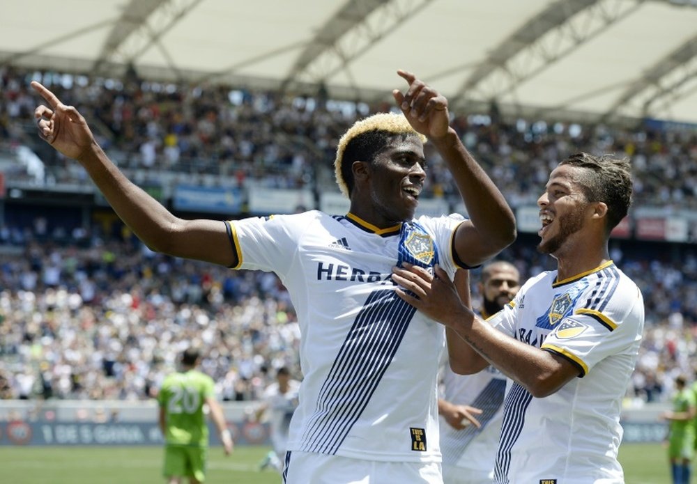 Gyasi Zardes of the Los Angeles Galaxy, pictured (L) with Giovani Dos Santos. BeSoccer