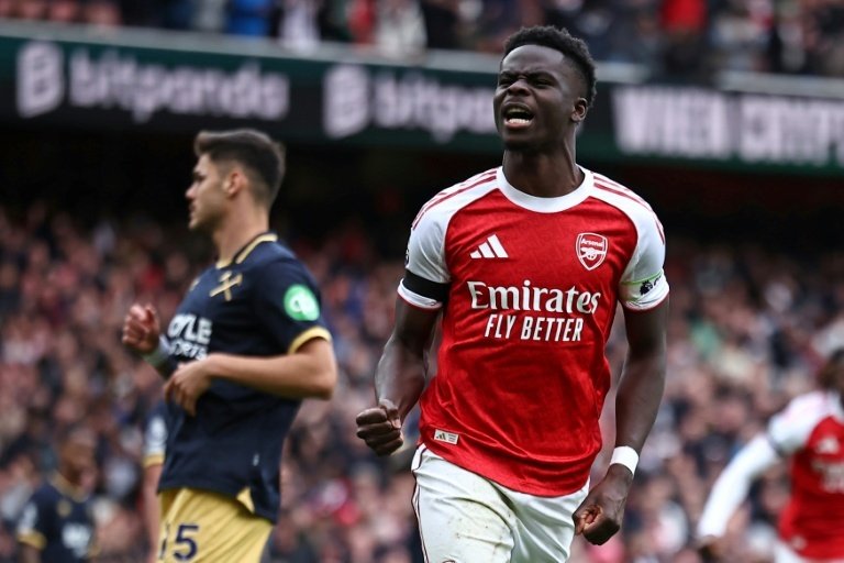 Arsenal go top of Premier League as Man Utd ease pressure on Amorim
