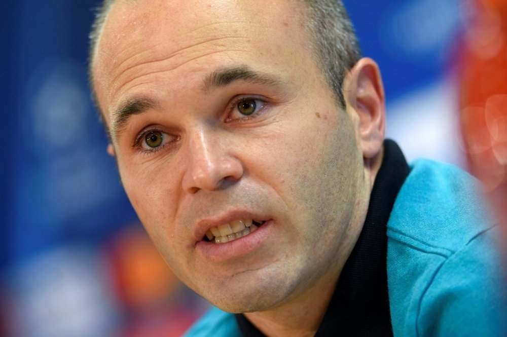 Iniesta aún no ha decidido si renovará o no con el Barcelona. AFP