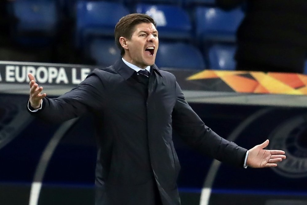 A Gerrard no le sentó bien que le preguntaran por el Newcastle en plena rueda de prensa. AFP