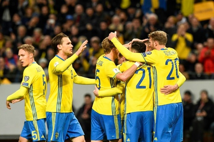 Sweden cruise, unbeaten Swiss on track for Russia