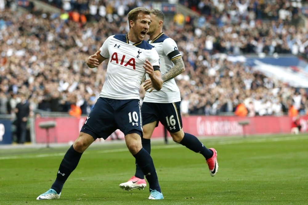 Le joueur de Tottenham, Kane, célèbre son but en Premier League avec ses coéquipiers. AFP