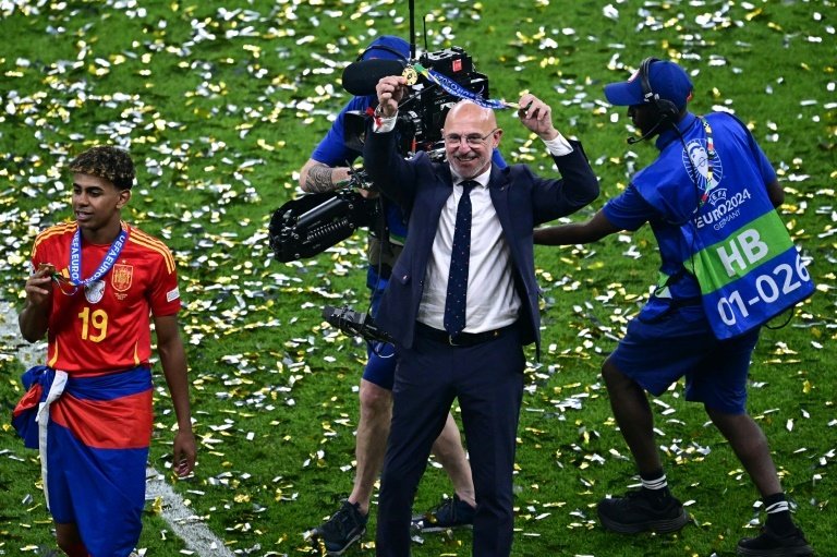 Spain coach De la Fuente honoured by UEFA