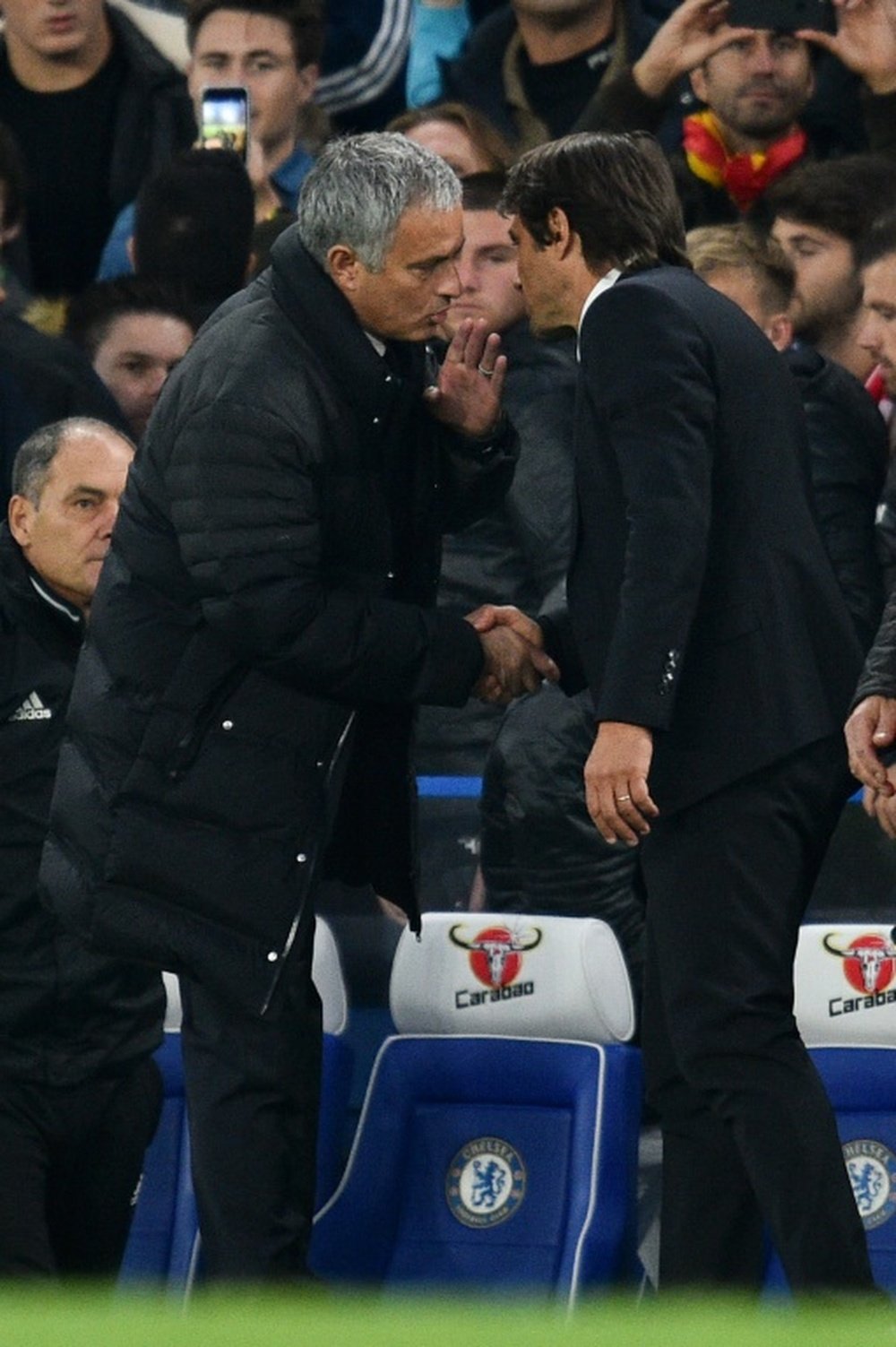 A Mourinho no le gustó la actitud de Conte con el 4-0 en el marcador y se lo recriminó. AFP