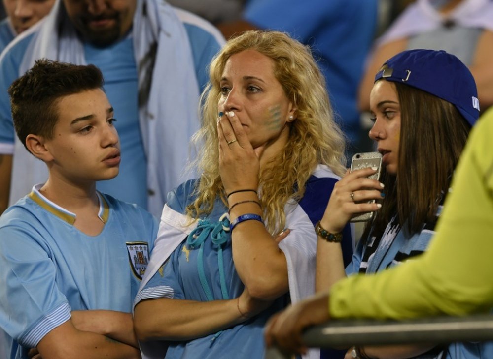 Duelo de cánticos entre aficionados de Chile y Uruguay antes del partido. AFP