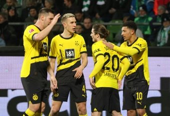 El Borussia Dortmund recuperó la 4ª plaza de Champions al ganar 1-2 al Werder Bremen. El cuadro de Edin Terzic, en la antesala a su segundo envite contra el PSV en octavos de Champions, hizo un ejercicio de resistencia al aguantar con 10 jugadores todo el segundo acto.