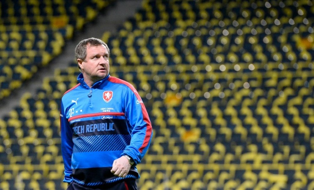 Czech Republics head coach Pavel Vrba attends a training session on March 28, 2016. BeSoccer