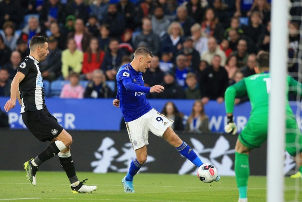 Leicester goleia e assume a terceira posição na Premier. AFP