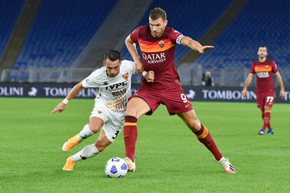 Dzeko abrió su cuenta este curso con un doblete al Benevento. AFP