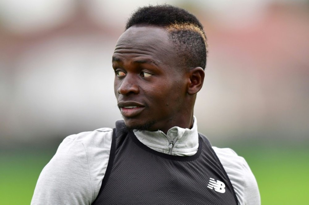 Saee Seck insta a Sadio Mané a firmar por el Madrid. AFP