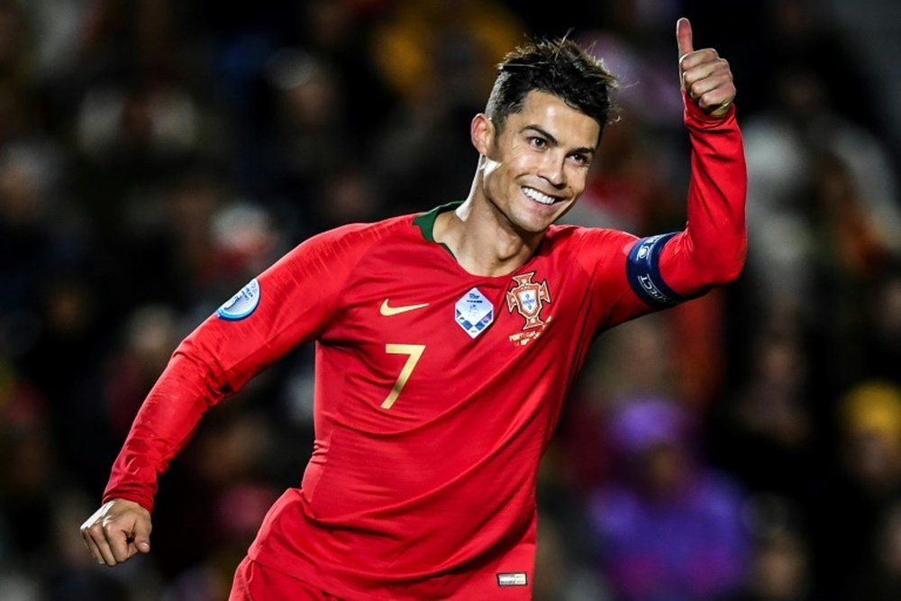 Ronaldo segna una tripletta contro la Lituania.