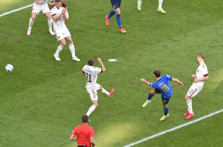 Barella marca un gol con Italia