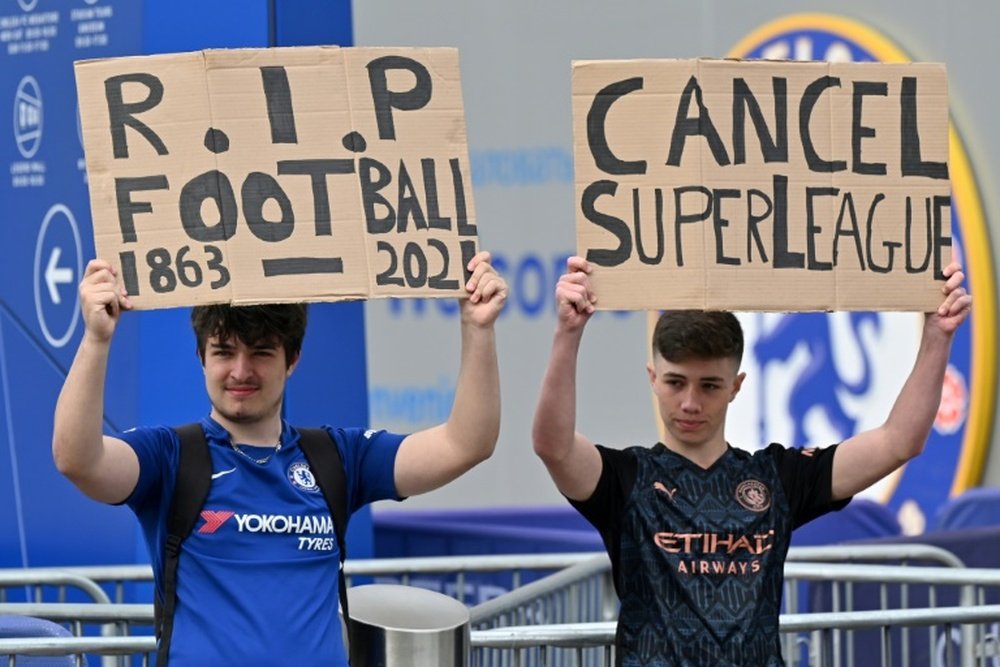 Les supporters des clubs anglais expriment leur désaccord avec la Superligue européenne. AFP