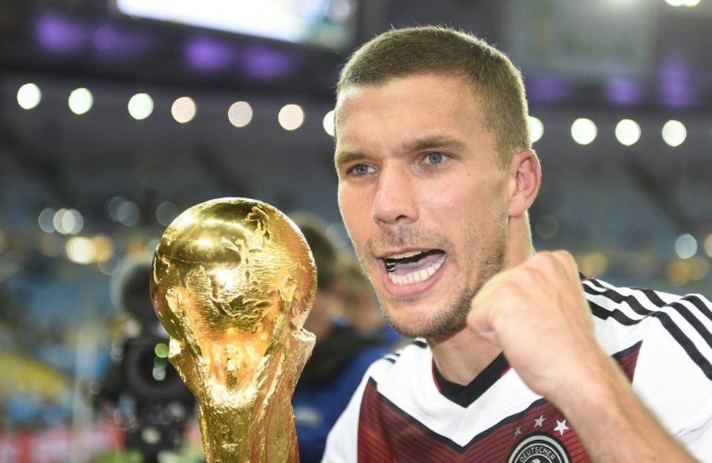 Lukas Podolski salió en defensa de su ex compañero de selección por el trato recibido. AFP