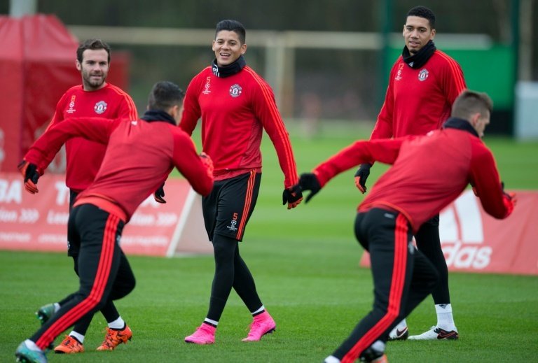 Manchester Uniteds Juan Mata (L) believes the team needs get out of the habit of drawing games following six draws in their last nine games