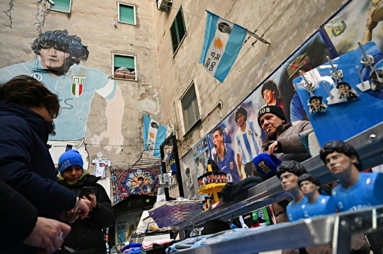 Nápoles rinde tributo a Maradona en el cuarto aniversario de su muerte